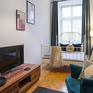 https://wawelove-royal-spacious-2-bedroom-apt-1-min-to-main-sq.krakowhotelspoland.com